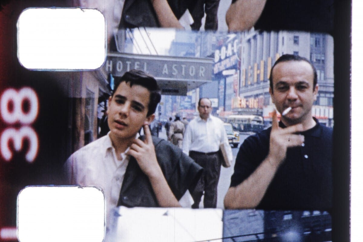 Astor-con-su-hijo-Daniel-en-NY-con-el-Astor-de-fondo-1