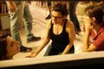 Paula Manzone codirige "Anoche": "Los cruces sentimentales evidencian hasta dónde se llega por evitar la soledad"