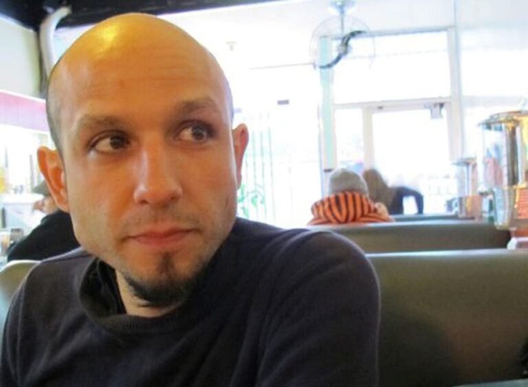 Juan Pablo Gómez coprotagoniza «Un bolso lleno de carteras», que se estrena el viernes 3: «La película cruza lo artístico y lo cotidiano»