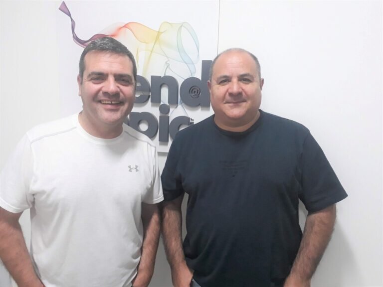 Julio Midú y Fabio Junco dirigen «Humo bajo el agua», que se estrena el jueves 20: «Es una mirada sobre la búsqueda del amor»