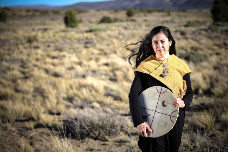 Estreno de «Mankewenüy», de María Manzanares, con la cantora mapuche Anahí Rayen Mariluan: «Me interesa el rescate de los territorios sonoros»