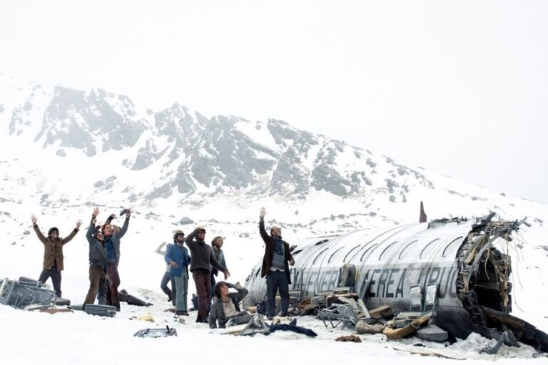 Se conoció el tráiler de «La sociedad de la nieve», ficción sobre la tragedia de los Andes dirigida por J.A.Bayona, con Esteban Bigliardi