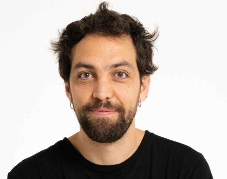Pedro de Tavira protagoniza la comedia negra «Recursos humanos»: «En esta sociedad consumista, el oráculo de Delfos es el cajero automático»